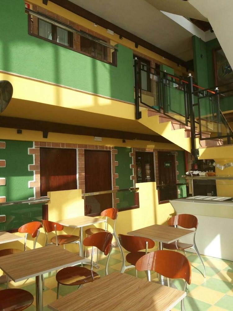 Leon Dormido Rooms & Apartments