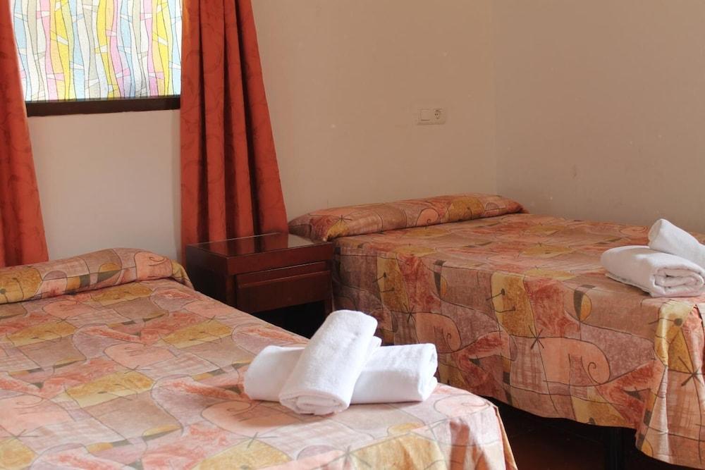 Leon Dormido Rooms & Apartments Hostel